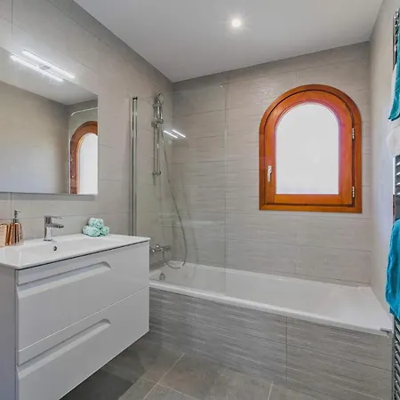 Spacious 5-bed Enzo In La Mar Blava Villa